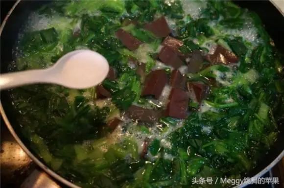 Canh tiết lợn là món ăn ngon, bổ dưỡng mà không phải ai cũng biết làm. Món nàycó thể ăn với cơm hay dùng chan bún rất hấp dẫn. Đầu tiên, rau chân vịt được luộcvừa chín tới, sau đó ngâm vào nước đá để giữ được màu sắc.