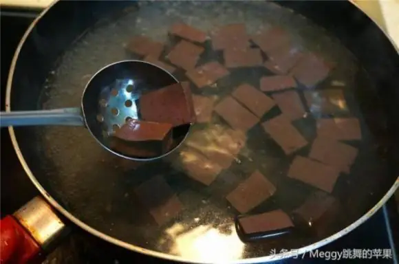 Canh tiết lợn là món ăn ngon, bổ dưỡng mà không phải ai cũng biết làm. Món nàycó thể ăn với cơm hay dùng chan bún rất hấp dẫn. Đầu tiên, rau chân vịt được luộcvừa chín tới, sau đó ngâm vào nước đá để giữ được màu sắc.