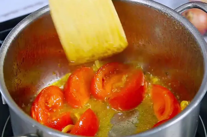 Bước 5: Xào cà chua và chuẩn bị nước dùng