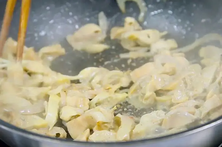 Bước 4: Xào thịt trai