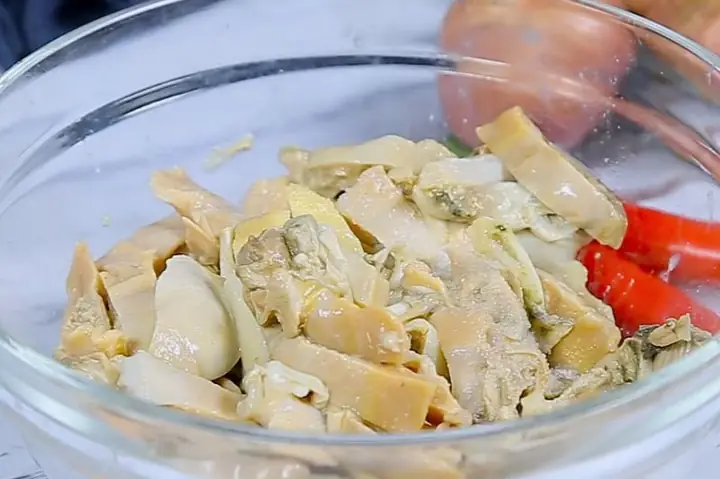 Bước 3: Ướp thịt trai