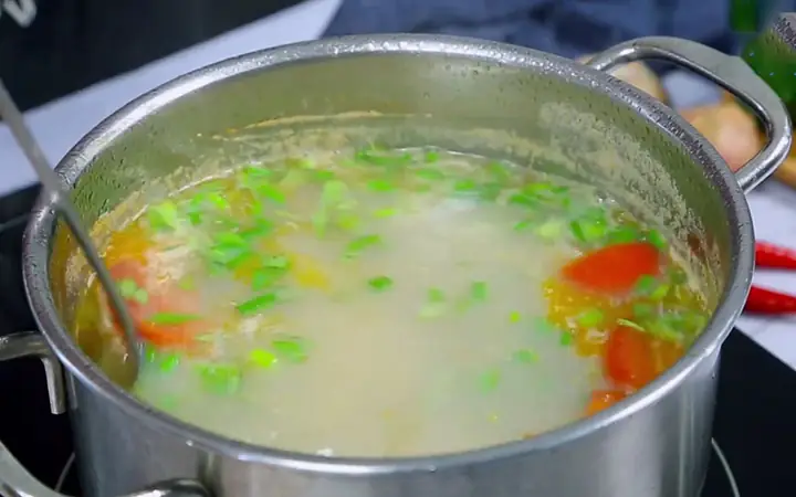 Bước 5: Xào cà chua và chuẩn bị nước dùng