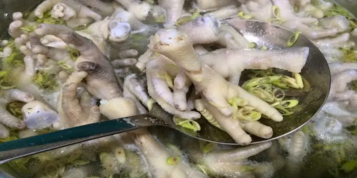 Bước 1: Luộc Chân Gà – Bí Quyết Giòn Dai Hoàn Hảo