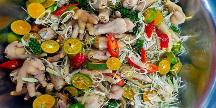 Bước 2: Pha Nước Ngâm Chân Gà – Công Thức Vàng Cho Hương Vị Đậm Đà