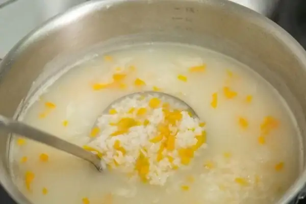 Nấu cháo bí đỏ thịt bằm Nấu cháo bí đỏ thịt bằm