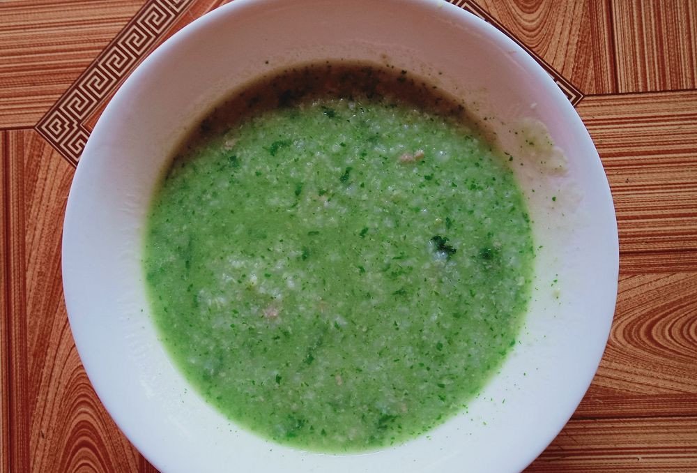 Cách nấu cháo cá hồi rau ngót đơn giản mà giàu dinh dưỡng cho bé 8 tháng