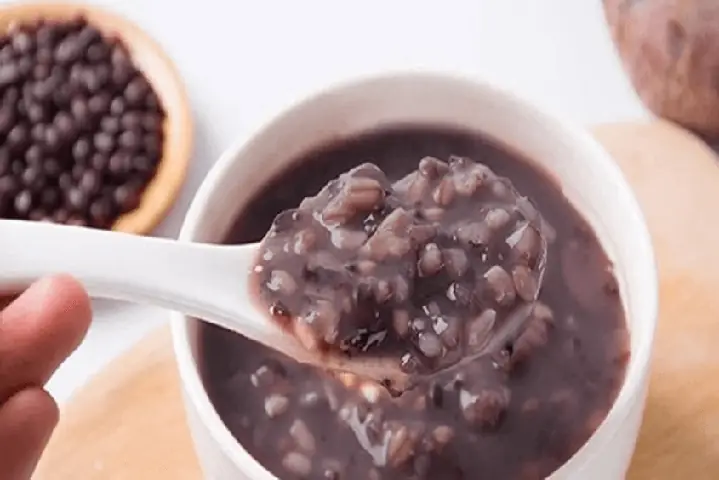 Hướng dẫn chi tiết cách nấu cháo đậu đen hầm xương bổ dưỡng