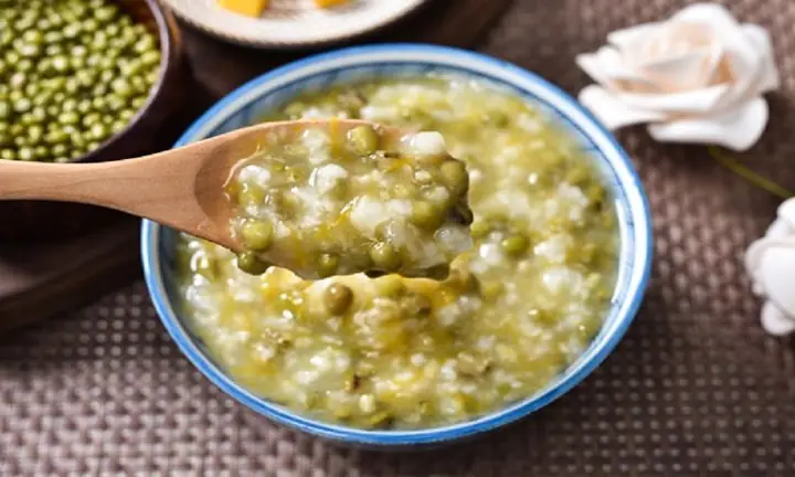 Cháo đậu nấu nấm, ngô ngọt