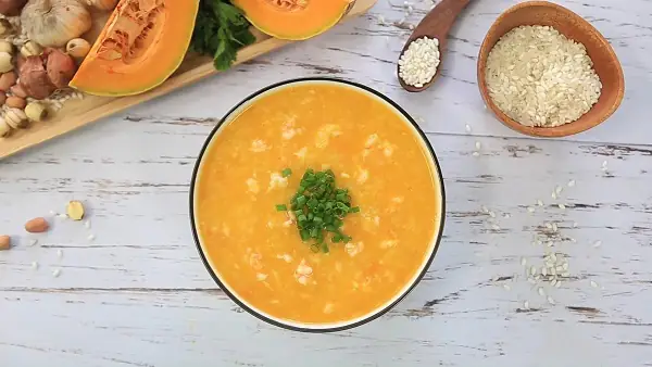 Cách nấu cháo dinh dưỡng tôm với bí đỏ