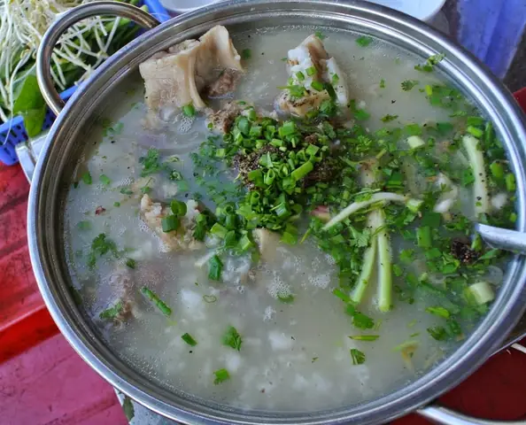 Bước 4. Nấu xương má heo cùng cháo Bước 4. Nấu xương má heo cùng cháo