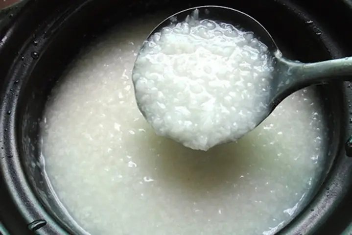 Hướng dẫn chi tiết cách nấu cháo rây cho bé 4 tháng ăn dặm