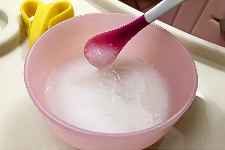Hướng dẫn chi tiết cách nấu cháo rây cho bé 4 tháng ăn dặm