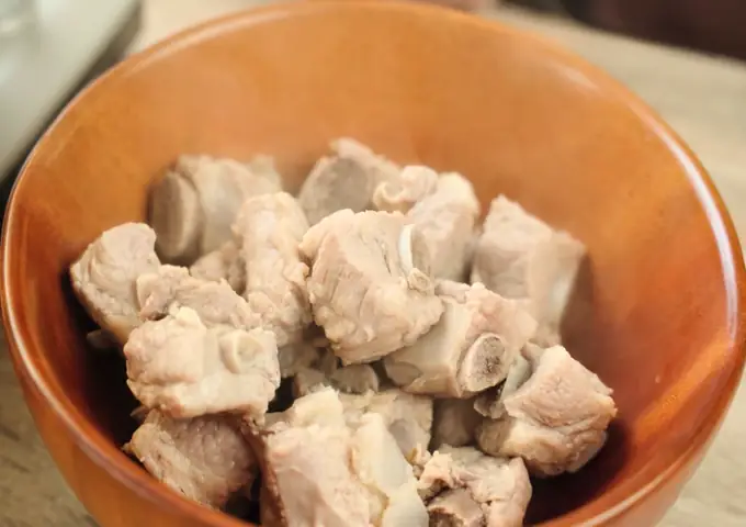 Bước 3: Gỡ thịt sườn