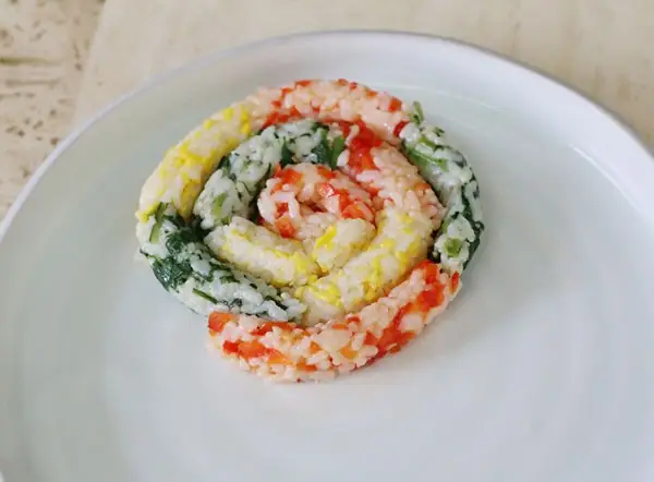 [Cháº¿ biáº¿n] - BÃ© lÆ°á»i Än rau, máº¹ lÃ m ngay cÆ¡m cuá»n cáº§u vá»ng Äáº£m báº£o bÃ© nÃ o cÅ©ng mÃª máº©n