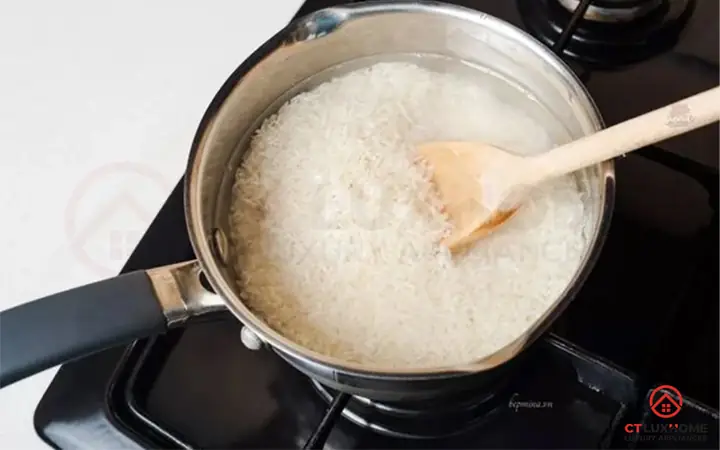 Có nên nấu cháo trắng bằng bếp ga không?