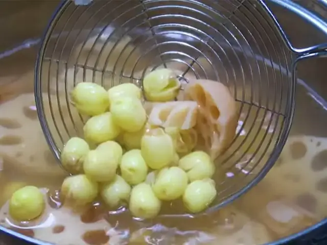 Hướng Dẫn Chi Tiết Cách Nấu Chè Bạch Quả Hạt Sen Thơm Ngon Bổ Dưỡng