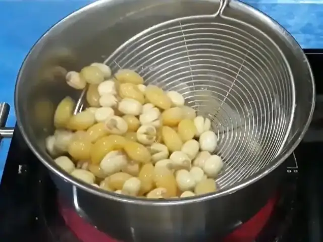 Hướng Dẫn Chi Tiết Cách Nấu Chè Bạch Quả Hạt Sen Thơm Ngon Bổ Dưỡng