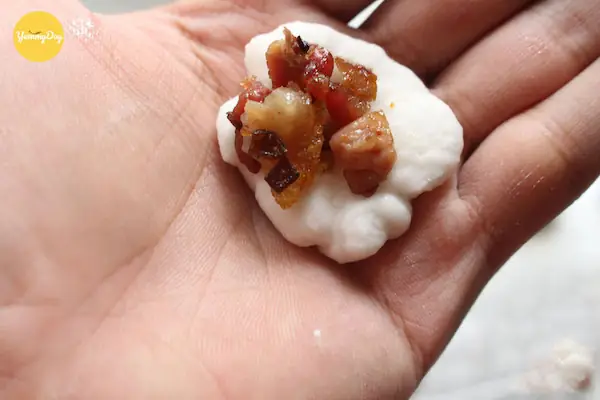 Cách nấu chè bột lọc Huế nhân heo quay chuẩn vị cố đô