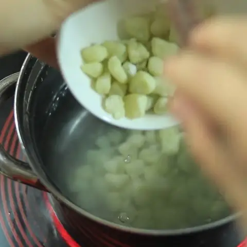 Cách Nấu Chè Củ Năng Trái Dừa Thơm Ngon, Thanh Mát Tại Nhà