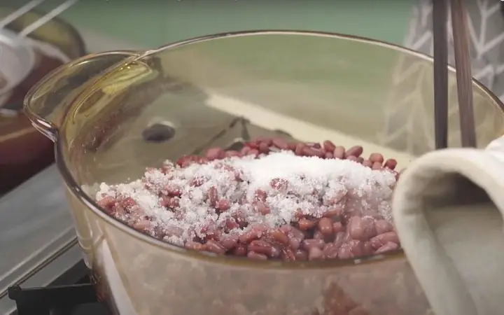 Cách làm chè đậu đỏ bột báng nước cốt dừa