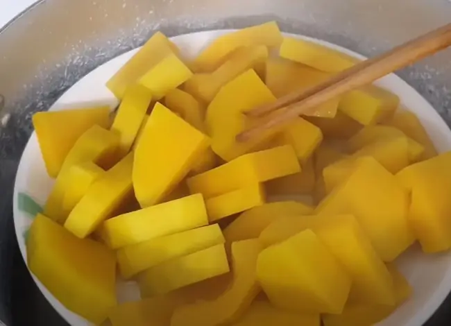 Cách nấu chè đậu xanh bí đỏ khoai lang chuẩn vị tại nhà