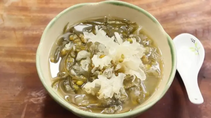 Hướng dẫn chi tiết cách nấu chè đậu xanh đánh bằng nồi cơm điện ngon chuẩn vị