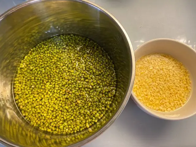 Hướng dẫn chi tiết cách nấu chè đậu xanh đánh bằng nồi cơm điện ngon chuẩn vị