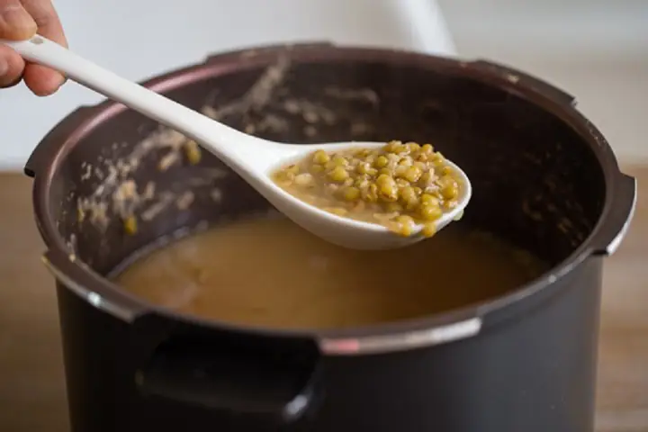 Hướng dẫn cách nấu chè đậu xanh truyền thống nguyên hạt