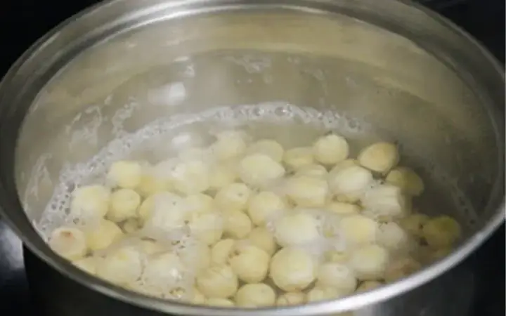 Hướng Dẫn Chi Tiết Cách Nấu Chè Hạt Sen Phổ Tai Ngon Chuẩn Vị