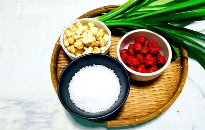 Cách nấu chè hạt sen tươi táo đỏ chuẩn vị, không đắng, dễ làm