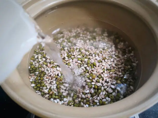 Cách Nấu Chè Hạt Sen Ý Dĩ Thanh Mát, Bổ Dưỡng Tại Nhà