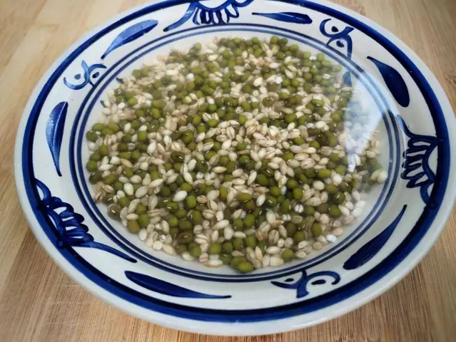 Cách Nấu Chè Hạt Sen Ý Dĩ Thanh Mát, Bổ Dưỡng Tại Nhà