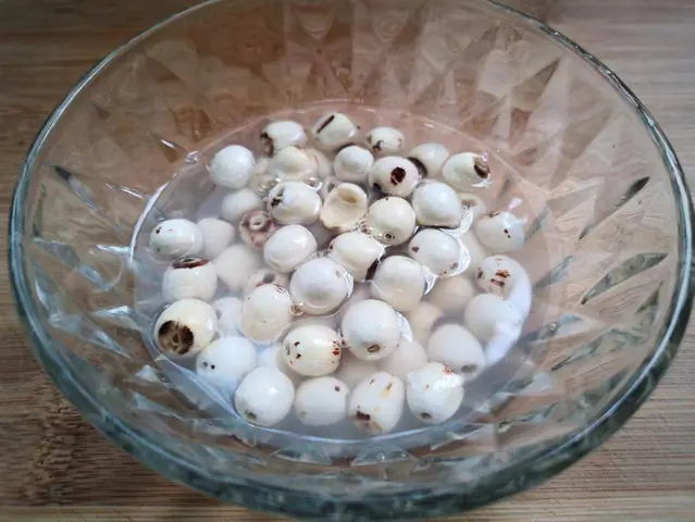 Cách Nấu Chè Hạt Sen Ý Dĩ Thanh Mát, Bổ Dưỡng Tại Nhà