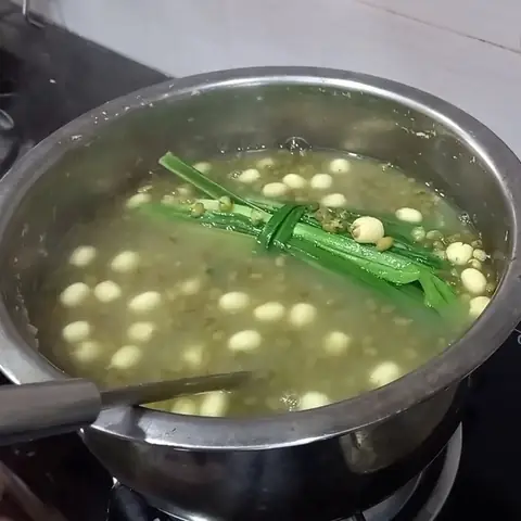 Nấu đậu xanh và hạt sen