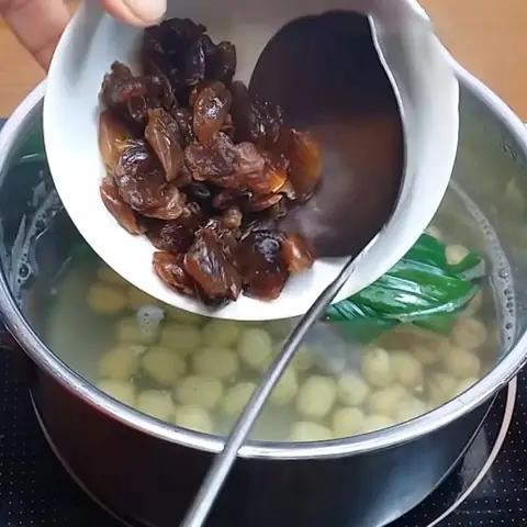 Nấu chè hạt sen với nha đam và nhãn nhục