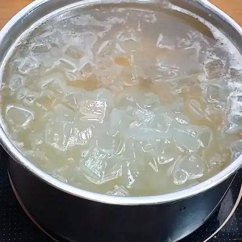 Nấu chè hạt sen với nha đam và nhãn nhục