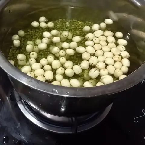 Nấu đậu xanh và hạt sen