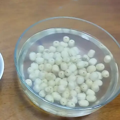 Sơ chế hạt sen và nhãn nhục