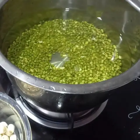 Nấu đậu xanh và hạt sen
