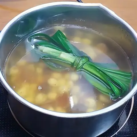 Nấu chè hạt sen với nha đam và nhãn nhục