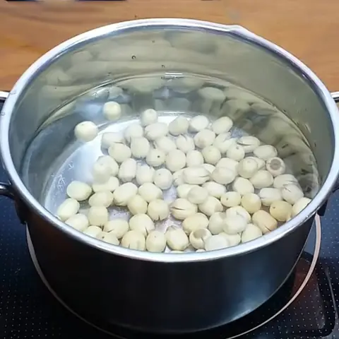 Nấu chè hạt sen với nha đam và nhãn nhục