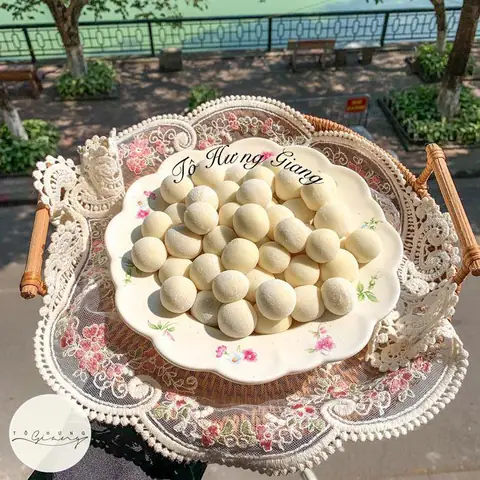 Trời lạnh mà được thưởng thức bát chè sắn mềm dẻo, ngọt ngào lại nóng hổi thơm mùi cốt dừa này thì còn gì bằng nhỉ.