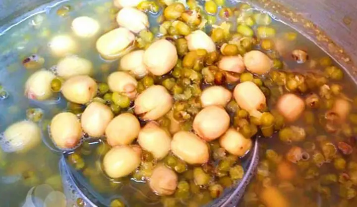 2. Hướng dẫn nấu chè táo đỏ hạt sen đậu xanh