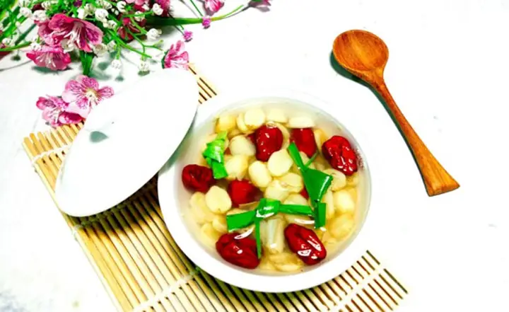 1. Hướng dẫn nấu chè hạt sen táo đỏ