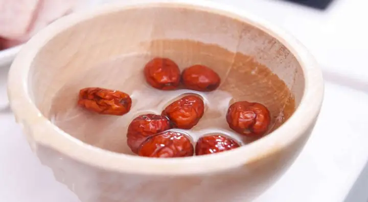 2. Hướng dẫn nấu chè táo đỏ hạt sen đậu xanh