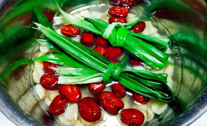 1. Hướng dẫn nấu chè hạt sen táo đỏ