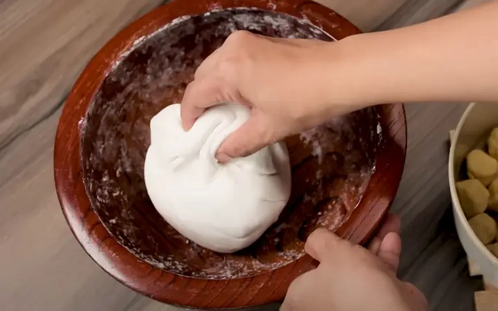 Bước 3: Nhồi bột làm vỏ bánh
