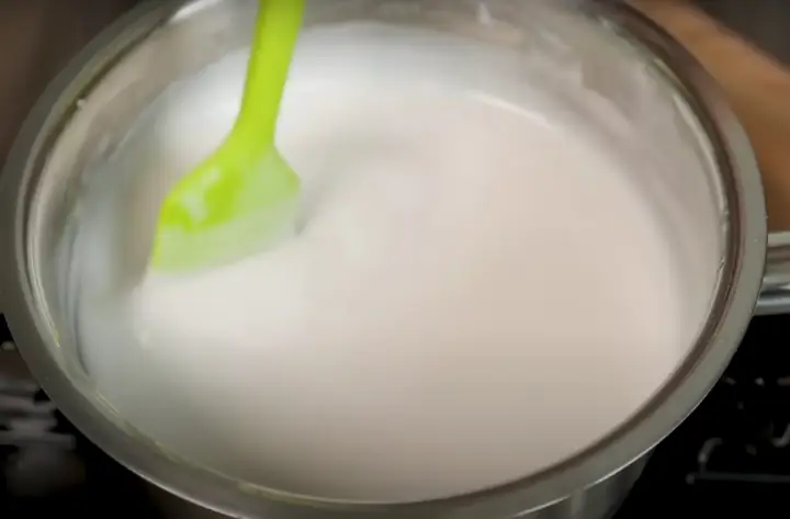 Bước 5: Nấu nước cốt dừa