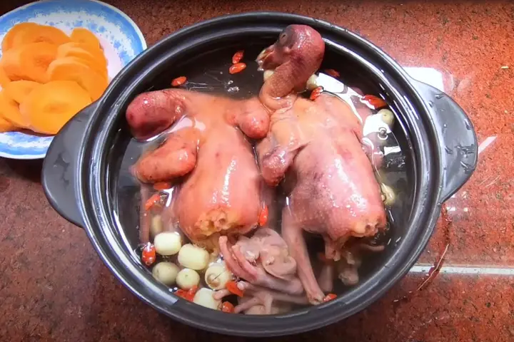 Cách Nấu Chim Bồ Câu Hầm Hạt Sen Thơm Ngon Bổ Dưỡng Tại Nhà