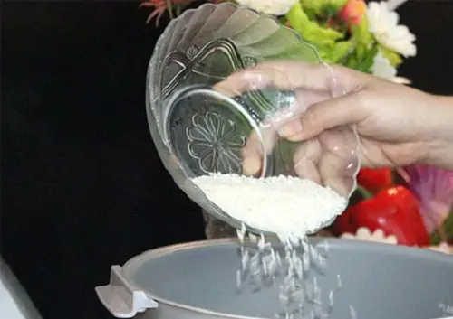 Hướng dẫn chi tiết cách nấu cơm gà bằng nồi cơm điện thơm ngon chuẩn vị